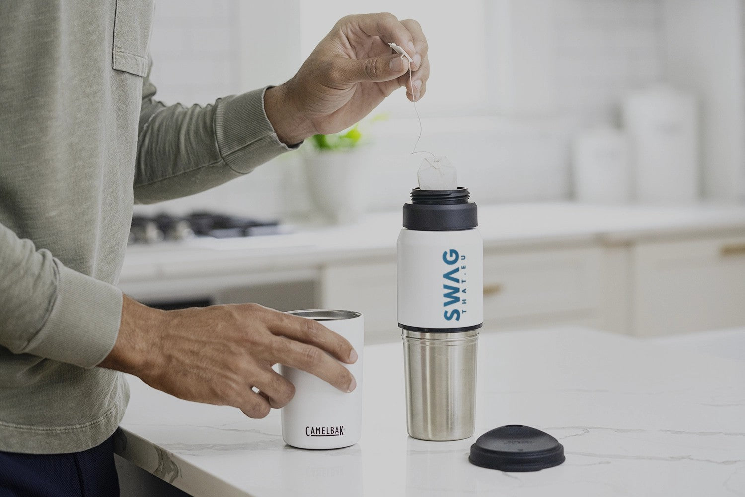 CamelBak® MultiBev vakuově izolovaná nerezová láhev o objemu 500 ml a kelímek o objemu 350 ml