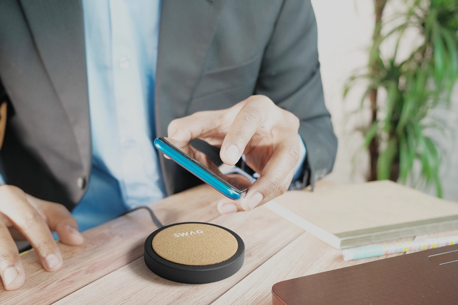 Kivi 10W limestone/cork wireless charging pad